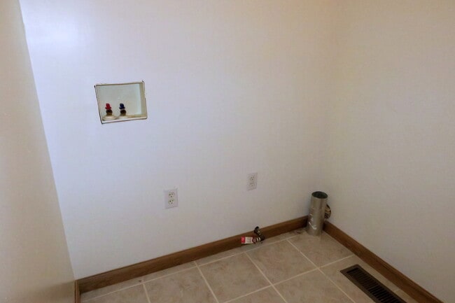 Building Photo - 13 Ems D9 Ln