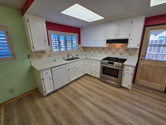 Building Photo - Spacious 3BR/2BA with Modern Upgrades, Lar...