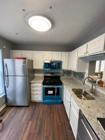 Brand new stainless steel appliances. Granite countertops - 7812 Foxfarm Ln