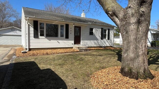 Building Photo - 3 bed, 1 1/2 bath Home for rent in Elk Run Heights