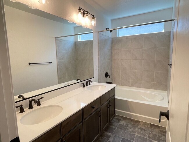 Building Photo - 3 Story house 4 bedroom / 3.5 bath, Southwest