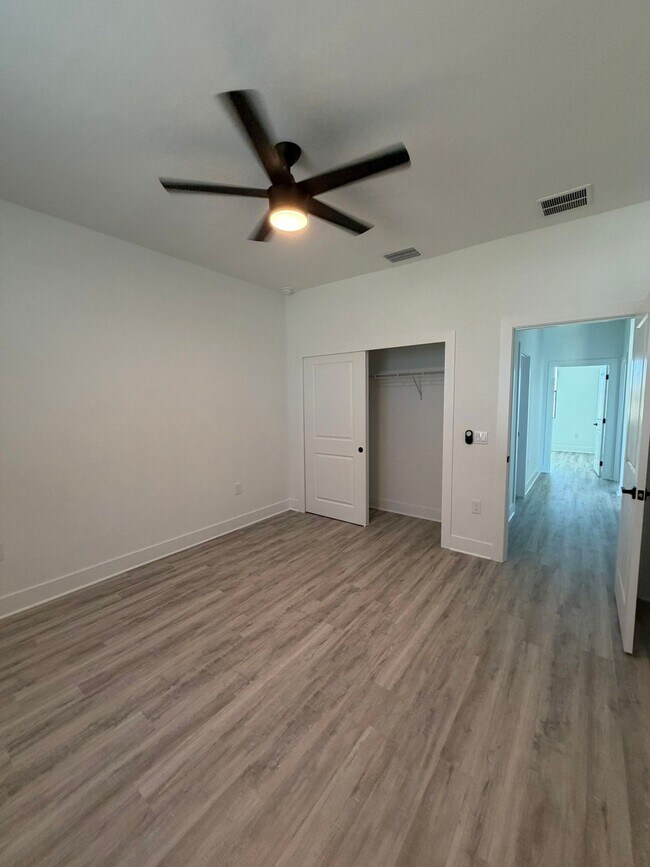 Building Photo - 4224 NE 22nd Pl