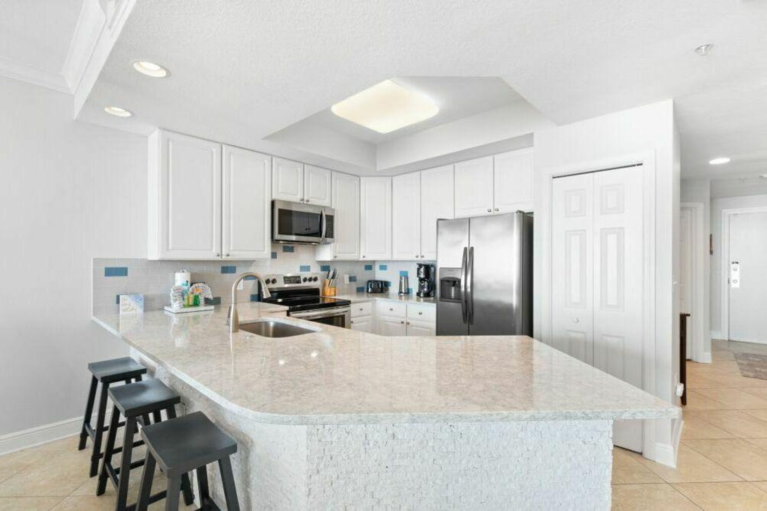 Building Photo - 365 E Beach Blvd