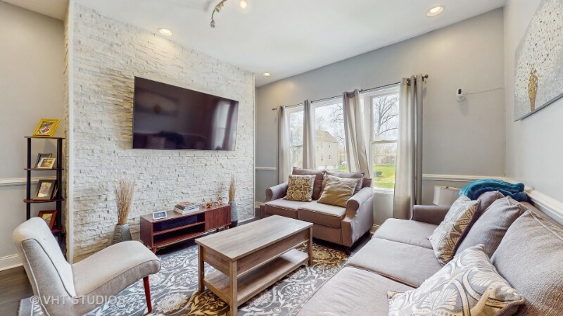 Building Photo - 8211 S Cornell Ave