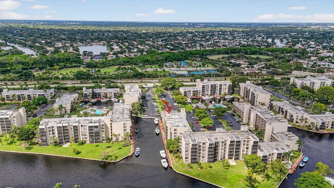 Building Photo - 8 Royal Palm Way