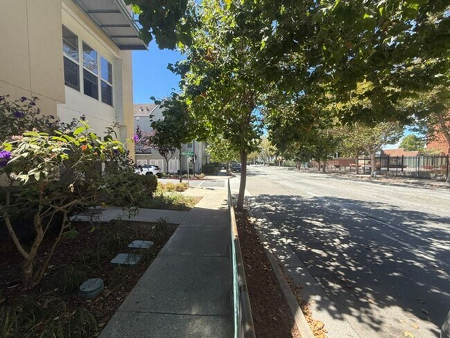 Building Photo - Large 3-Bedroom, 3.5 Bathroom Townhome in Metro Walk Village Neighborhood