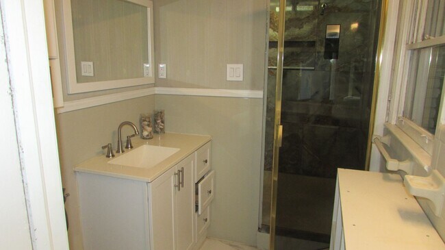 Building Photo - NEWLY REMODELED 3 BEDROOM 2 BATH