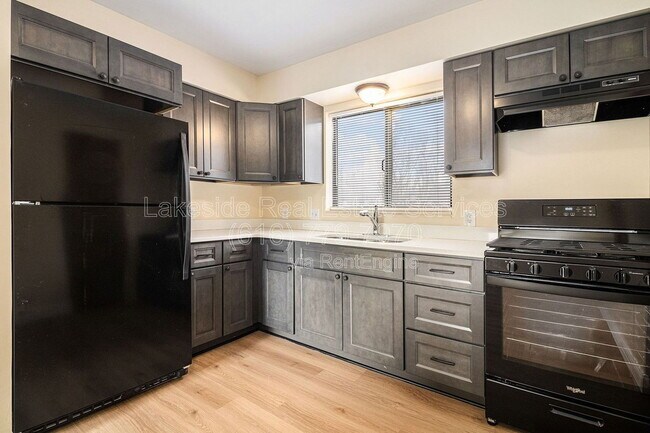 Building Photo - 1015 36th St SW