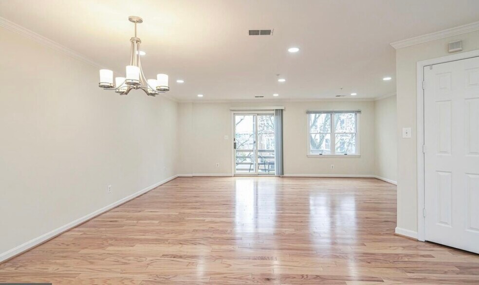 Building Photo - 203A Locust St SE