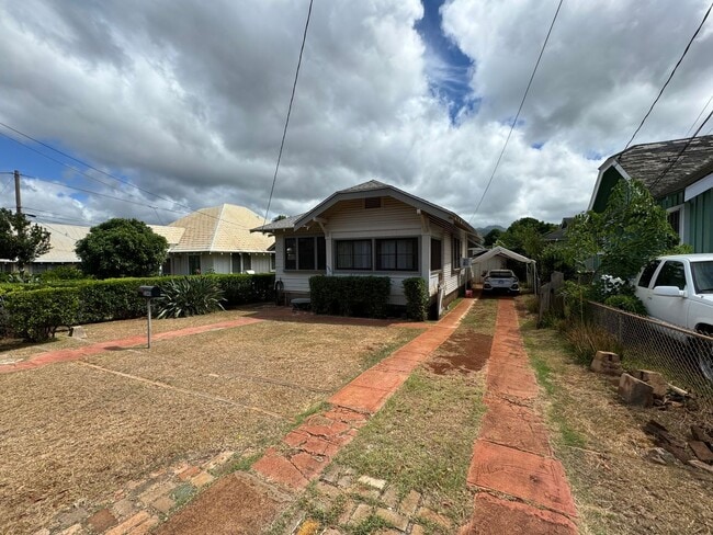 Building Photo - Charming detached single family Kaimuki 3 bdrm, 1 bath home on level lot