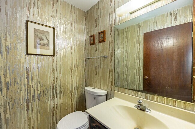 Building Photo - 62 E Fox Hill Dr