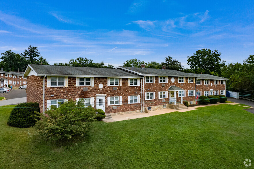 Building Photo - Barry Court Apartments