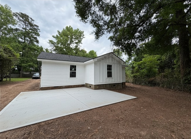 Building Photo - CHARMING COTTAGE AVAILABLE AUGUST OR JULY 2026!