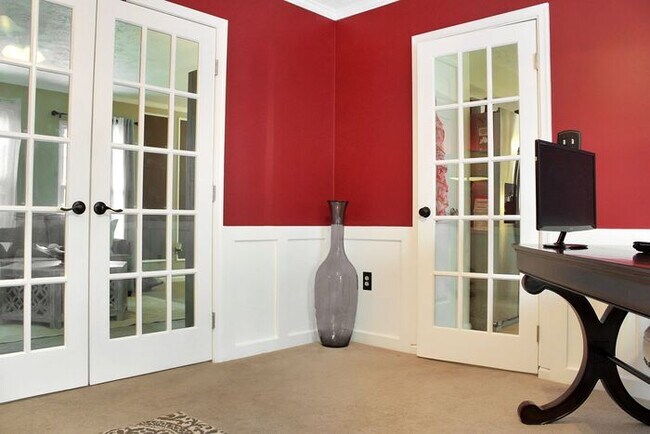 Building Photo - Charming 3-Bedroom, 2.5 Bath SFH with Fron...