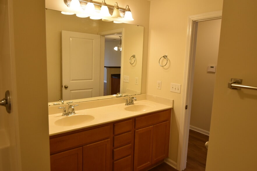 Building Photo - 632 Condo Club Dr