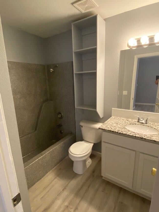 Building Photo - Adorable 3 Bedroom Duplex in Farmington!