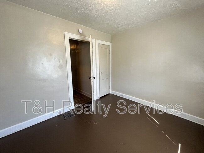 Building Photo - 941 N Drexel Ave