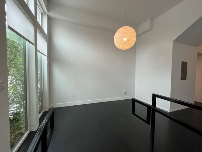 Building Photo - SPACIOUS STUDIO IN OAKLAND!