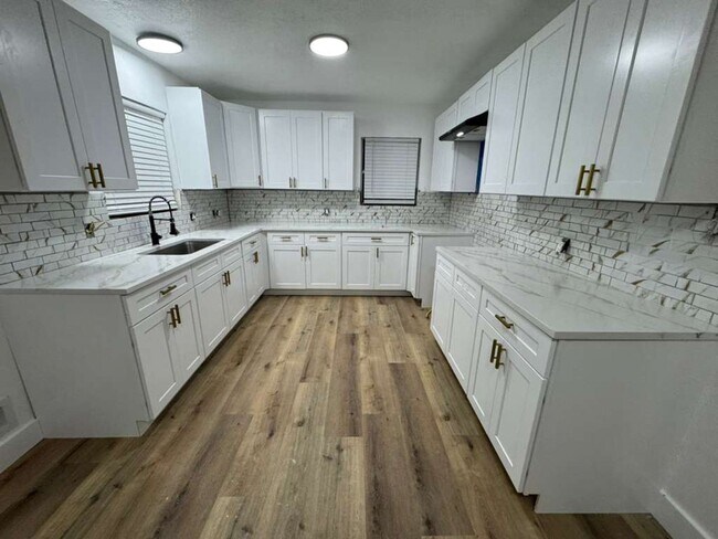 Building Photo - BEAUTIFUL HOME IN WEST ORANGE. MOVE IN READY!.