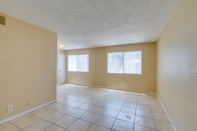 Building Photo - Cozy 2BR/2BA in Spring Valley Near the Strip
