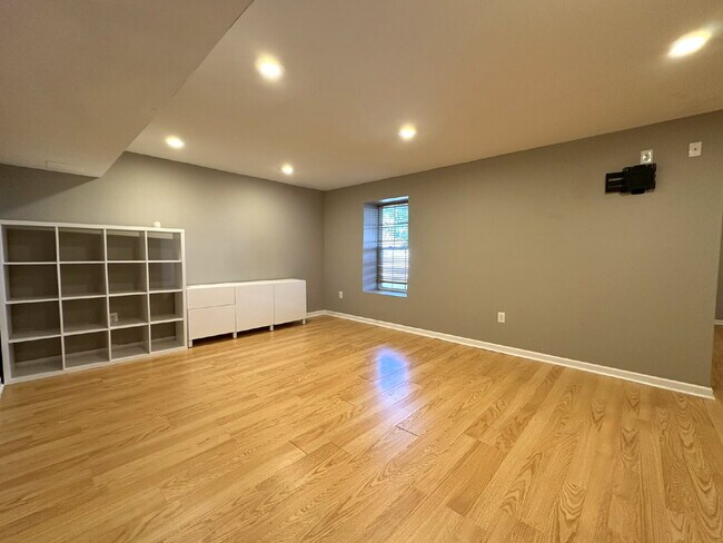 Building Photo - Gorgeous 6-Bedroom 3.5-Bath Colonial in Ma...