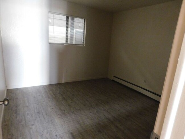 Building Photo - 2 Bed 1 Bath Condo Close to CMU!