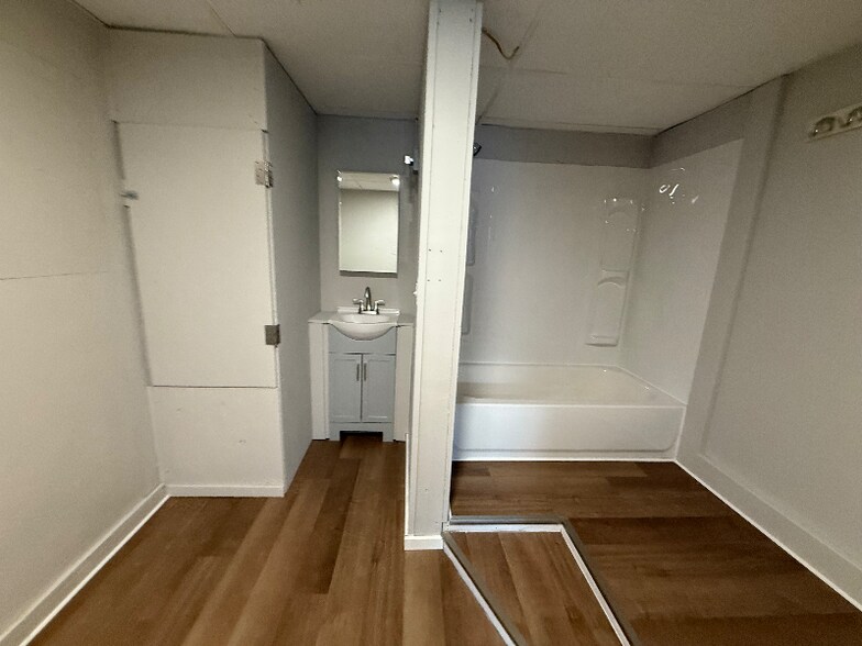 Building Photo - 3121 Oak Grove Dr