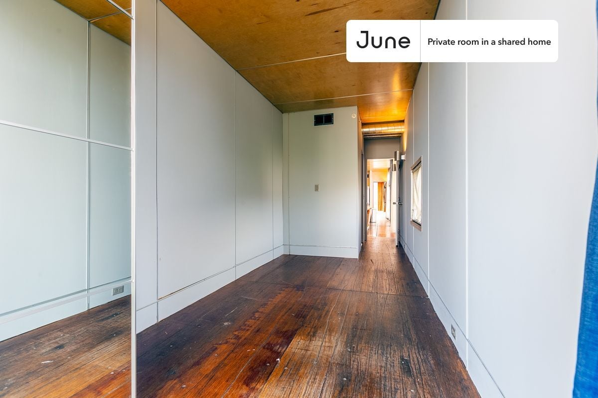 Building Photo - Room in Shared 6 bed/6 bath home