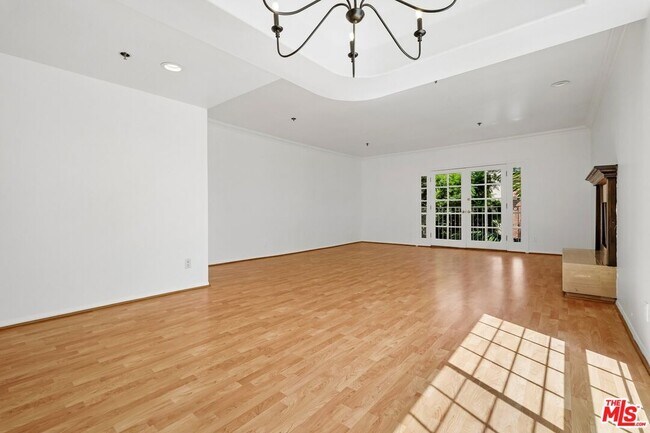 Building Photo - 2205 S Bentley Ave