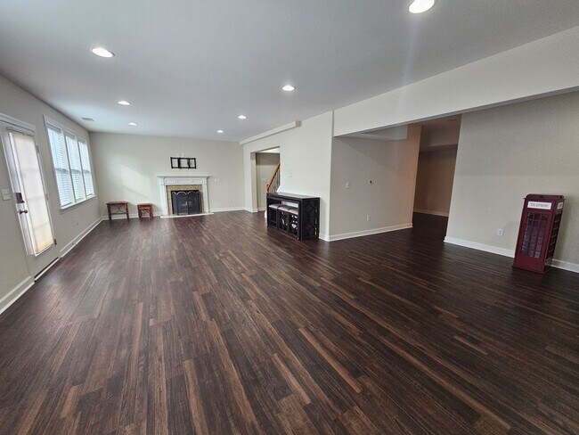 Building Photo - New Listing in Apex!