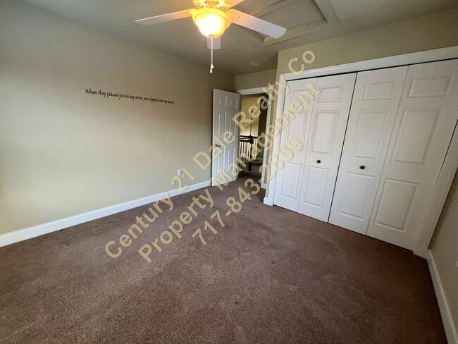 Building Photo - Large Three Bedroom 2.5 Baths in the Stone Gate Commons Association