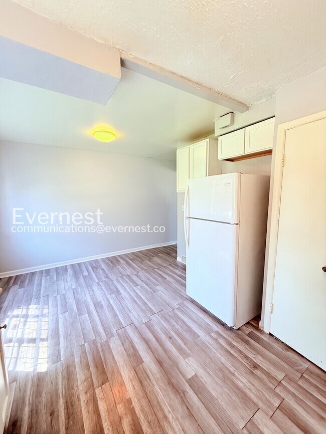 Building Photo - 2 Bed & 1 Bath Duplex in Detroit / Pet-Friendly / Section 8 Accepted / Available Now!
