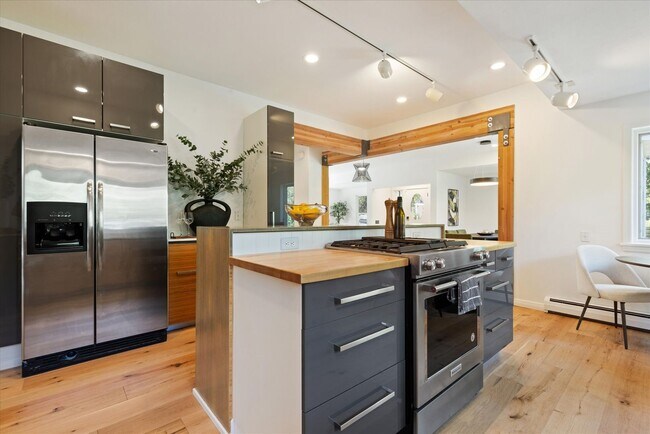 Building Photo - Open Concept Historic Home in Downtown Boz...