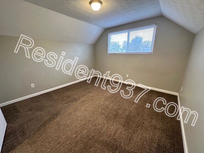 Building Photo - 4 Bed 2 Bath