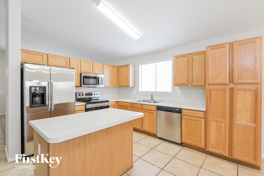 Building Photo - 3054 S Vaughn Dr