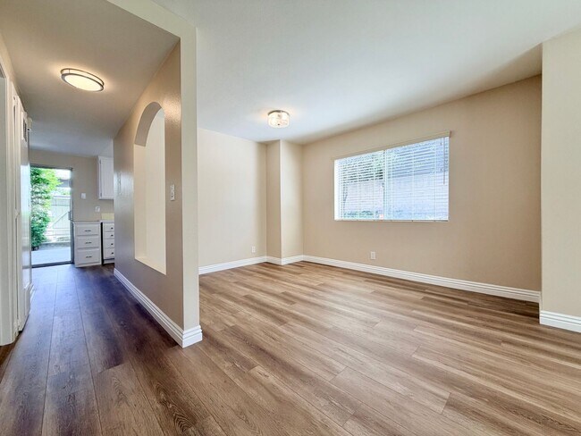 Building Photo - Beautiful End-Unit Townhome 2 bedroom and 1.5 bath