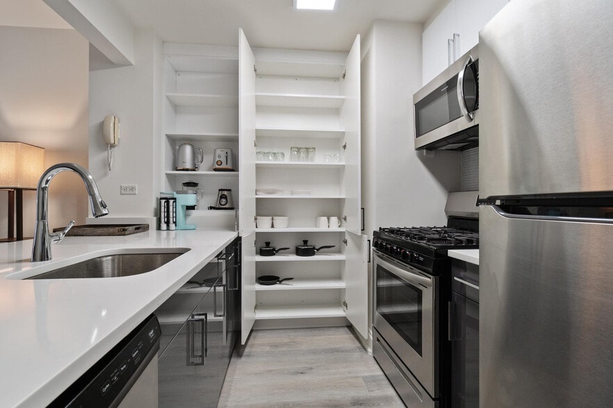 Building Photo - 10 Hanover Square