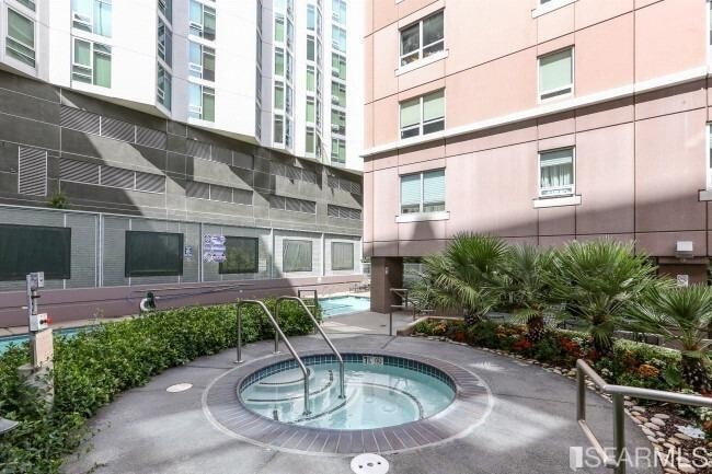 Swimming pool & Hot Tub - 400 Beale St