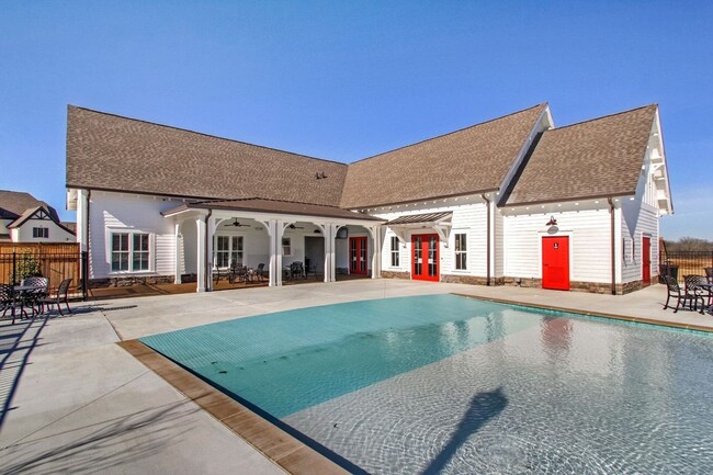 Building Photo - Well appointed Townhome