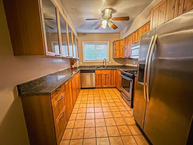 Building Photo - Gorgeous 3 Bedroom 2 Bathroom Unit With Su...