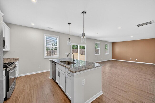 Building Photo - Like-New Harlem Home!