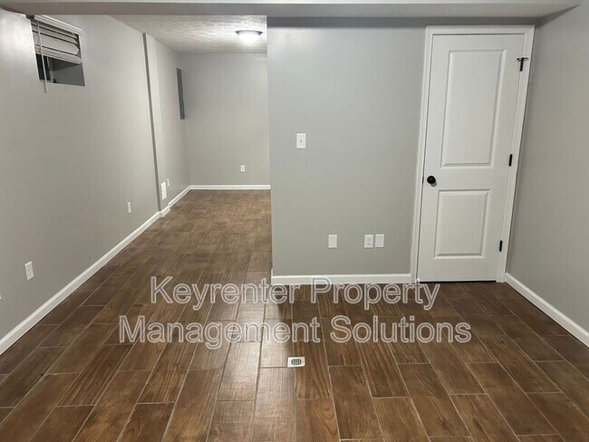 Building Photo - 33 Oak Ln