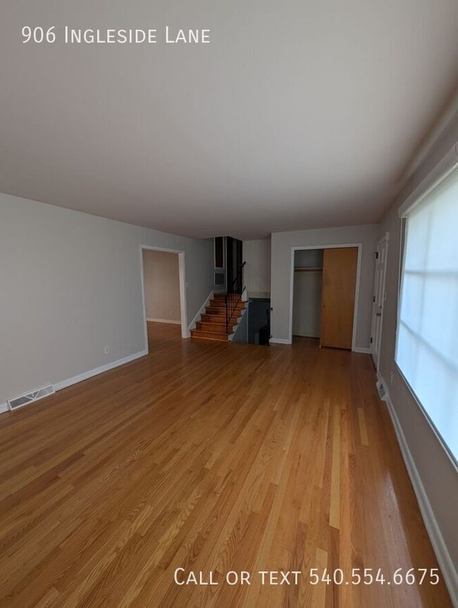 Building Photo - 906 Ingleside Ln