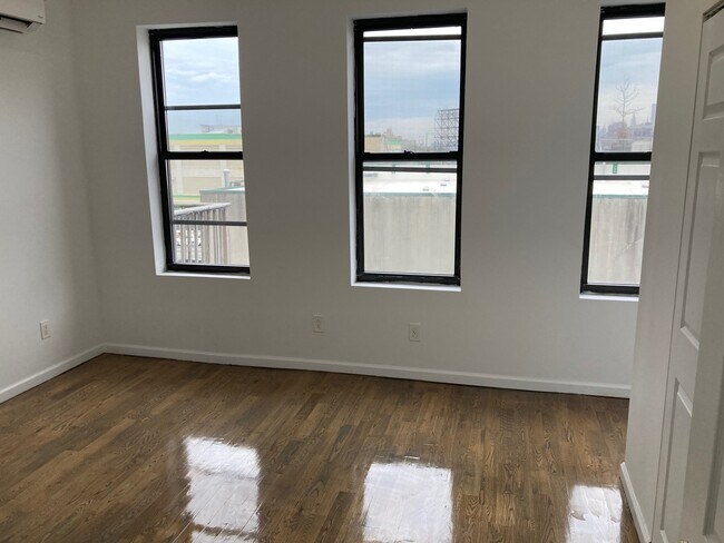 Building Photo - 460 E 134th St
