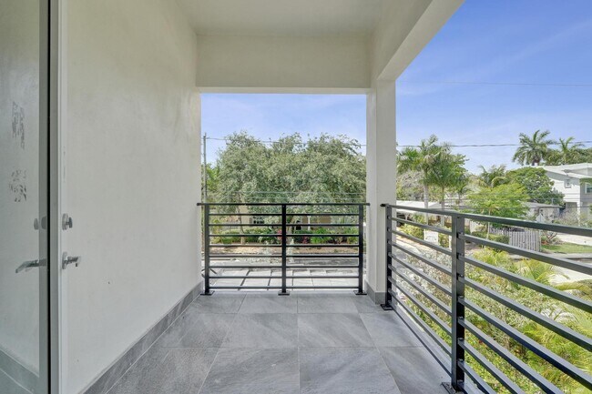 Building Photo - 1215 W Las Olas Blvd