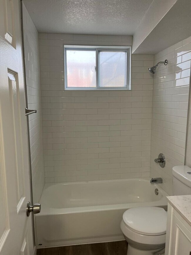 Building Photo - 2 Bed Garden Level Unit Available in Lakewood