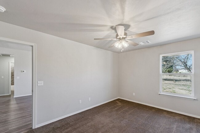 Building Photo - Beautiful 3 Bedroom, 2 Bath Home Close to Choctaw