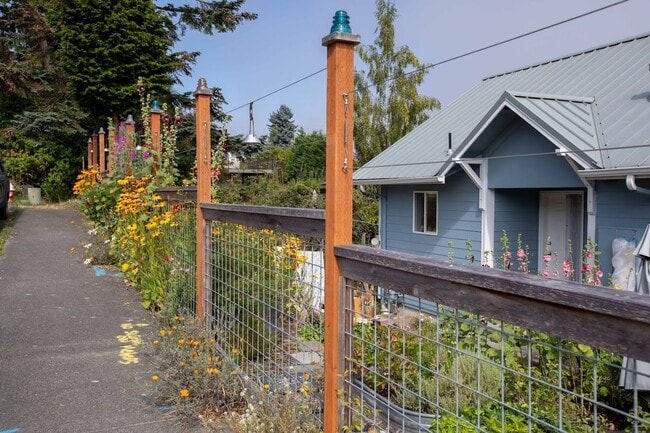 Building Photo - Lovely Langley Condo and Pet Friendly!