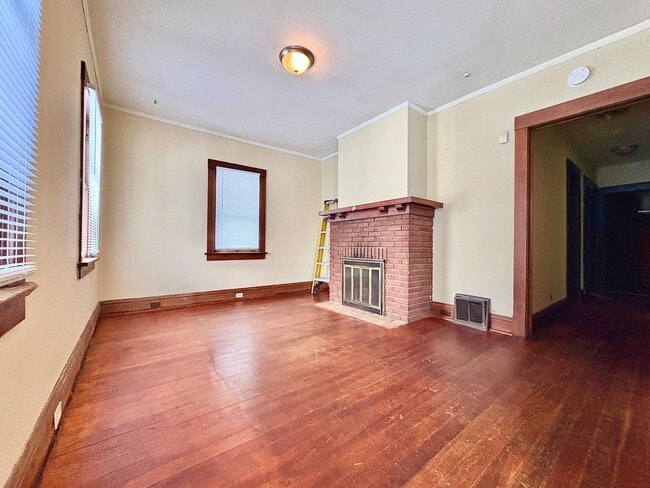 Building Photo - 1212 E Donald St