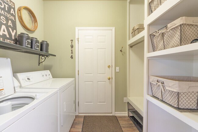 Building Photo - Fully Furnished Executive Condo